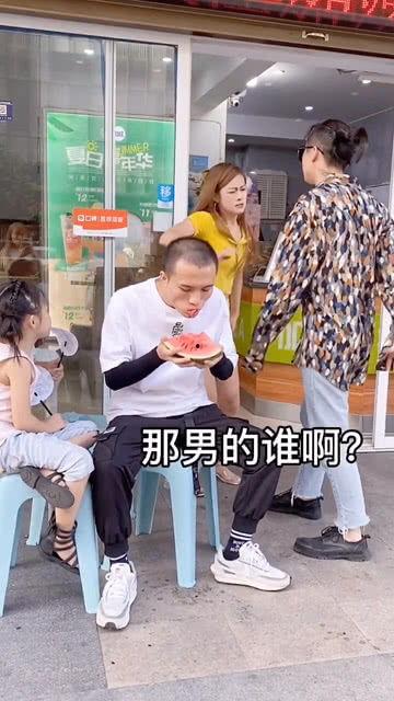 四川情侣吵架吃瓜事件,吃瓜群众围观“甜蜜战场”