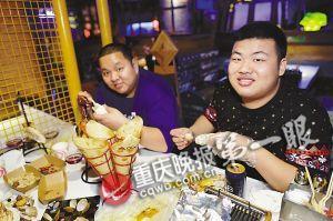 重庆男生酒店吃瓜事件,一场意外的网络风波