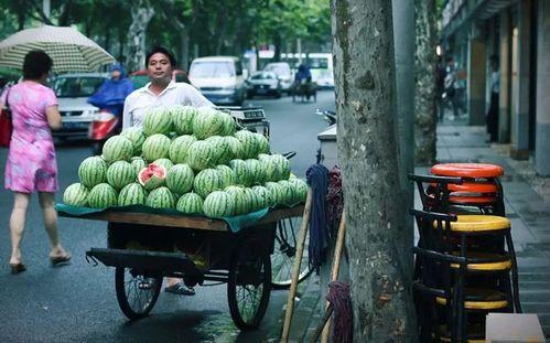 武汉路边吃瓜事件,街头热议背后的社会现象